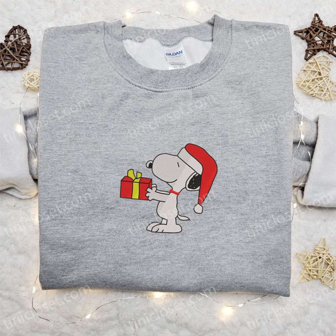 Snoopy Christmas Gift Shirt & Peanuts Cartoon Hoodie – Best Gifts for Family