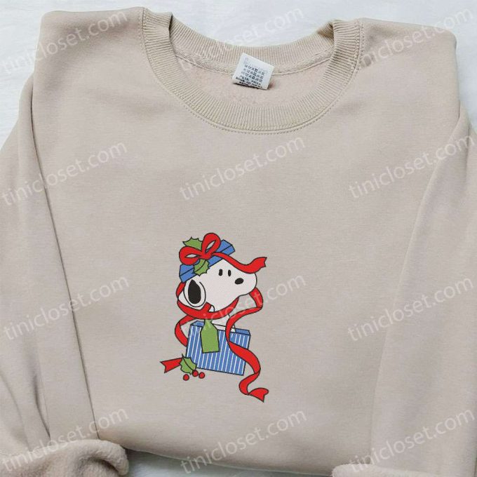 Snoopy Christmas Gift Box Embroidered Shirt & Peanuts Cartoon Hoodie: Perfect Family Christmas Gifts