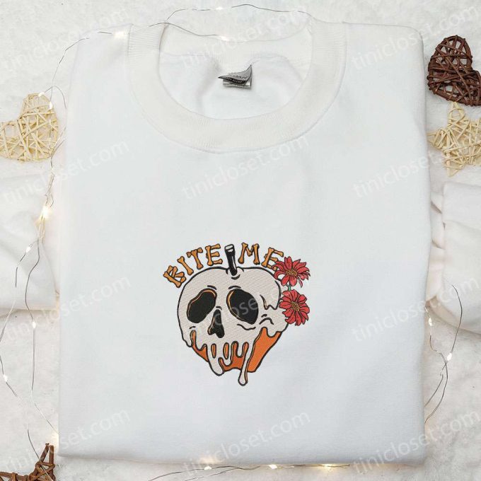 Bite Me Skull Poison Apple Halloween Shirt – Best Family Halloween Gifts